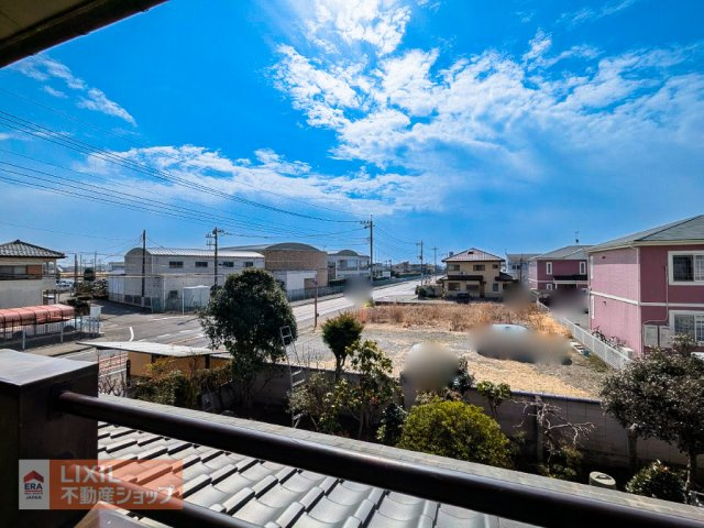 【建物からの眺望／現地写真】バルコニーからの景色です。ご覧の通り、隣接した建物との間隔もとれており、日当たりが良好なことが分かります。実際に現地で体感してください。