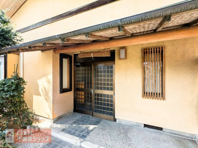 【エントランス／現地写真】日本家屋らしさを感じる落ち着いた雰囲気の玄関で。石の洗い出し仕上げとした玄関ポーチが素敵です。洋風のタイルとは全く違う趣ですね。