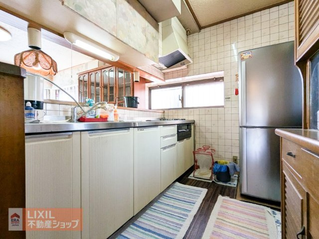 【キッチン／現地写真】大切に使われていることが一目で感じられるキッチンです。そのままでも利用できますが、リフォームプランなどもご提案可能ですので、お声がけください。