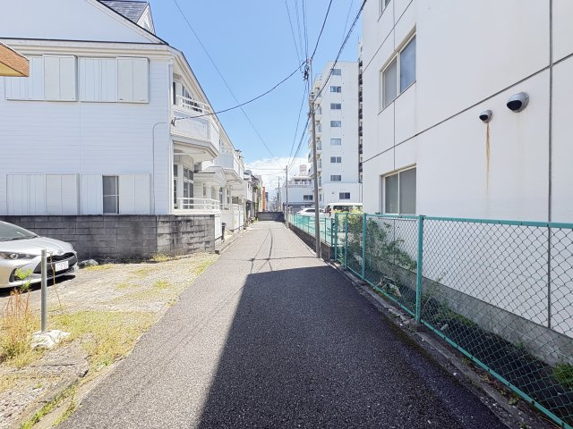 幅員約4mの前面道路に接しており、日々のお車移動も快適です。