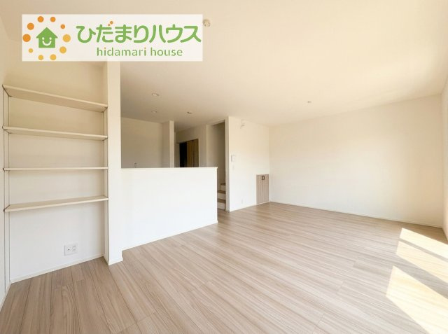 南に面した大きな窓から差し込む光で日中は電気いらず♪