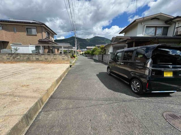 【湯川新町四丁目（8期）の前面道路含む現地写真】