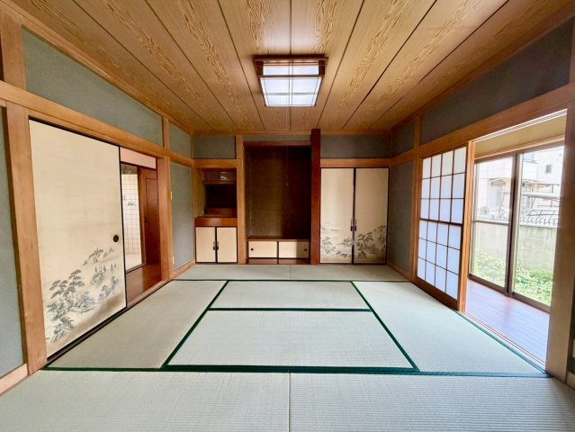 8帖の続き和室です☆障子を開け放してゆったり居心地良く、ご家族皆がゆったり寛げる憩いの空間となりそうです♪