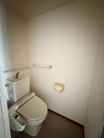 トイレは温水洗浄便座つきです。