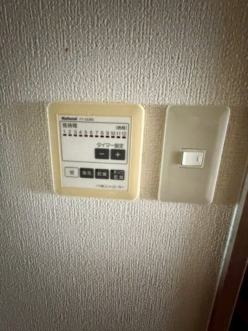ナショナルの浴室乾燥機。お洗濯物の乾燥に加え、浴室内の湿度も抑えカビも発生しにくくなります。