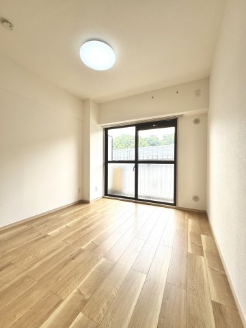 フローリングは家具も合わせやすく、お掃除もしやすいです。