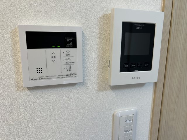 玄関のドアを開けることなく来客の顔や声を確認できるので安心して対応できますね。