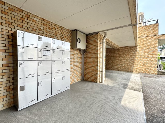 宅配ボックス付きで不在時の荷物も安心です。