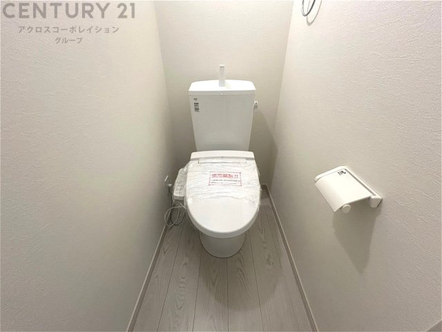 温水洗浄便座付トイレは温水洗浄機能により、暖かい水でおしりを洗浄することができ、冷たい水を使う従来の便座に比べ、温水洗浄機能で暖かいトイレを提供し、快適な使用を可能にします。