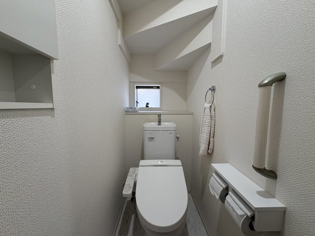 窓付きで換気しやすい1階のトイレ。2階にもトイレあるため忙しい朝も快適に使えます。