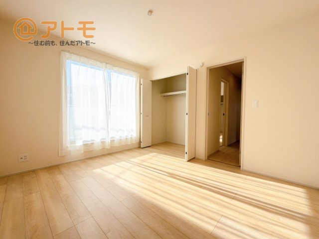 広々使える収納付きの洋室です♪