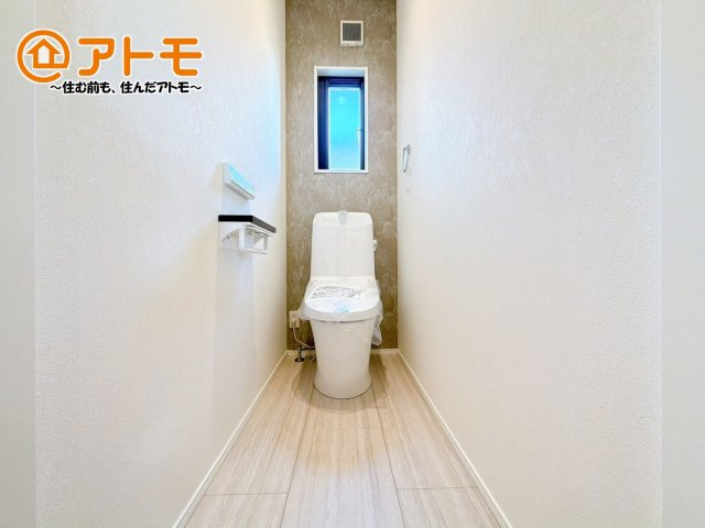 窓があり換気もすぐにできる、清潔感のあるトイレです♪