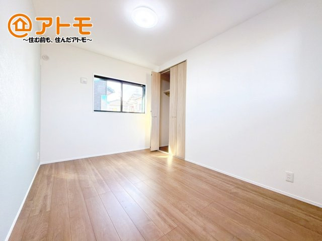 広々使える収納付きの洋室です♪