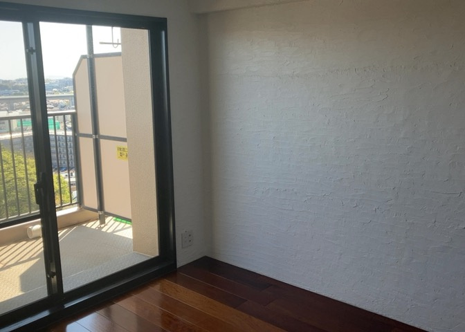 洋室のメリットは重い家具が置きやすく、身の回りが整理しやすいことです。　床がフローリングのため畳とは異なり凹みにくいです。　クローゼットなど収納が豊富で、普段使わない旅行カバンや服の整頓も簡単にです。