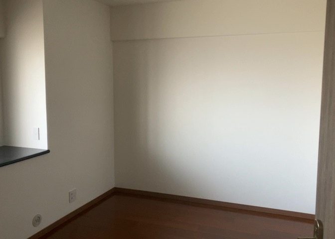 寝室でゆっくりと過ごすためにはベッド周りの適度な空間を担保することや窓の位置、照明の明るさ、寝室の広さなどを考える必要があります。自身や家族の構成とライフスタイルに併せて寝室にする部屋を選びましょう！