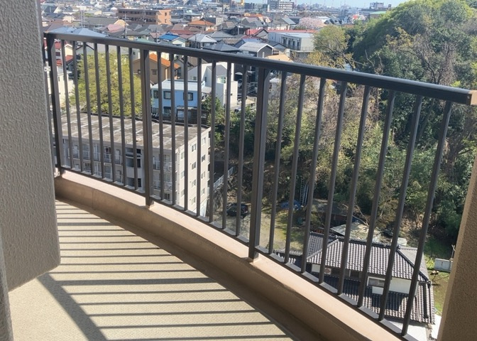 バルコニーは、室外の専用スペースのうち、「屋根がなく開放された空間」であるものを指します。ベランダより広いタイプのものが多く、日当たりもよいため家庭菜園などを楽しみたい人にとって適した環境となります。