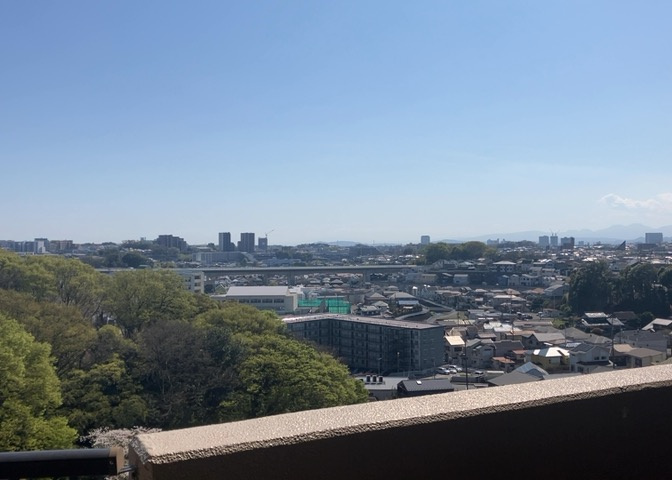 眺望の良さを楽しめるダイニングキッチンで家族団らんの時間を過ごしてはいかがでしょうか。バルコニーから見える景色を家族で眺める時間は、時間が経つのを忘れてしまいそうですね。是非、現地を見に行きましょう！