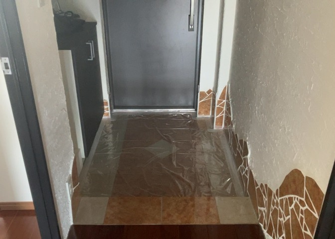 玄関は家の顔でもあり、家族以外の目にも止まる場所です。玄関は外との間を仕切る扉、靴などをしまっておく収納スペース、靴脱ぎのたたきスペース、来客とのやり取りをするドアホンなど複数のアイテムからなります。