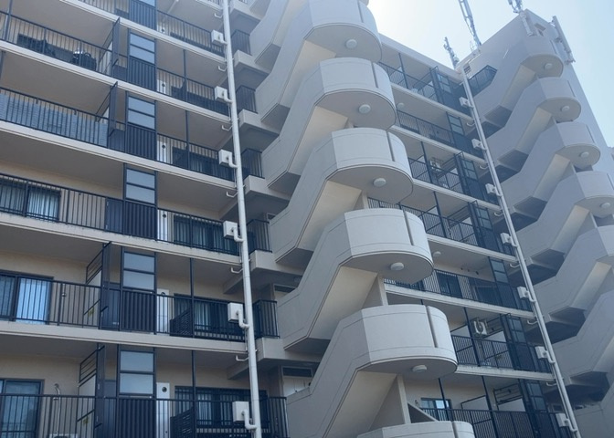 外観はマンション管理がされているかの目安になります。築年数が古いと、壁面は劣化してひび割れが生じることも！建物が古びていても細かいところが修繕されていると、きちんと管理されているなぁと感じるでしょう。