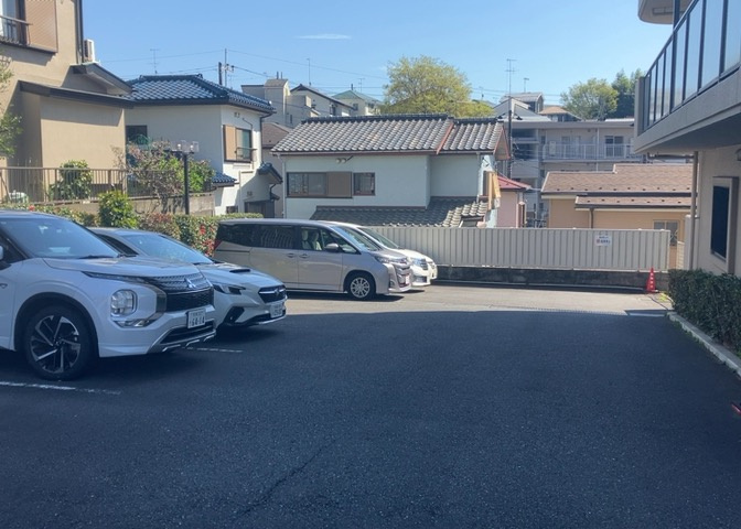 車一台あたりに必要なスペースは、標準サイズの普通自動車で横幅2m50cm、長さ5mは必要になります。ただし、乗降のことも考慮して横幅3m30cm、長さ5m50cmほどは確保できるところを選びましょう。