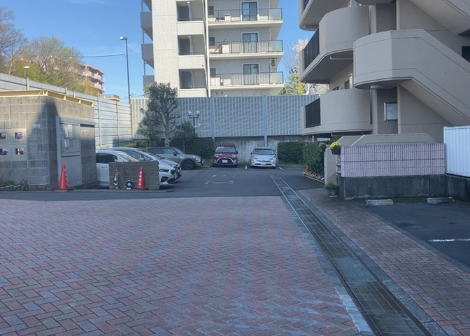 駐車場と明記されていても、最小スペースでつくられた駐車場だと大型車は駐車できなかったり、出入りしにくくなったりする可能性があります。お車のサイズと購入したい物件の駐車場のサイズを現地で確認しましょう。