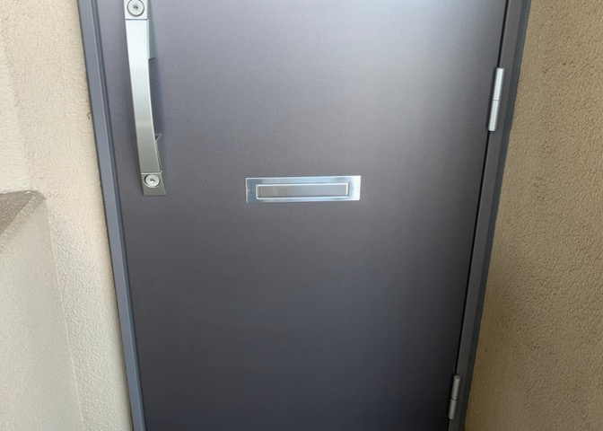 エントランス付近に設置されている集合ポストは、住んでいる部屋と離れているため、ポストをあさるなど誰かに何かされていても被害に気づきにくいです。入居する時には他人に特定されにくい番号で鍵をかけましょう！