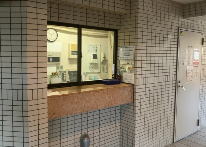 受付はマンションコンシェルジュがいる場合もあれば、管理人が滞在する小部屋を総称して呼ぶことがあります。主にエントランスに設置されていることから、防犯面でも期待ができます。防犯設備がない場合はより安心！
