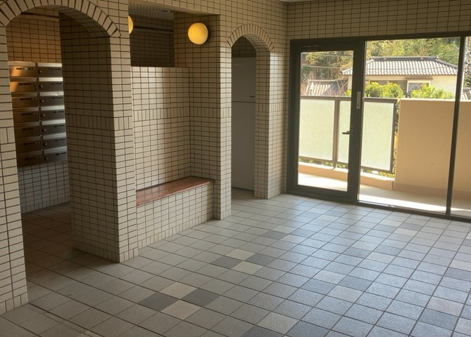 ラウンジは、マンションの共用スペースに椅子やテーブルなどを配置した利用者が寛げる空間です。屋内型ラウンジと屋外型ラウンジがあります。共用部分の管理状況と合わせて、詳細については現地でご確認ください。