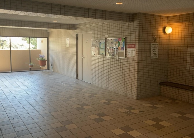 ロビーというと、エントランスと何がちがうの？と思いますよね。実はロビーとエントランスには明確な決まりはありません。物件によっては、エントランスを入って広がるある程度の広さのある空間がロビーとなります。