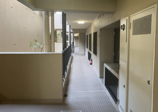 共有部分は、住民なら誰もが使える設備のこと。例えば駐車場やエレベーター、インターネット設備、セキュリティ設備などがあります。他にも、マンションの廊下・外部階段やエントランス・ゴミ置き場などがあります。