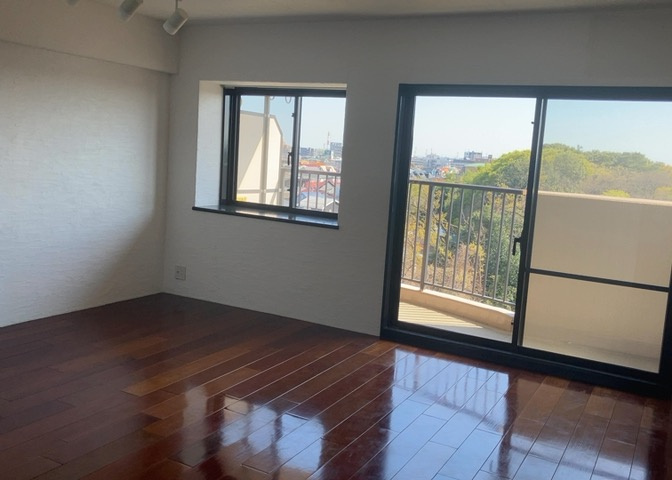 リビングの間取りの種類は大きくわけてリビングとダイニングが別になっているタイプ、リビングダイニング一体型です。どちらも一長一短ですので、家を選ぶ時はその両面をチェックして決めるようにしましょう。