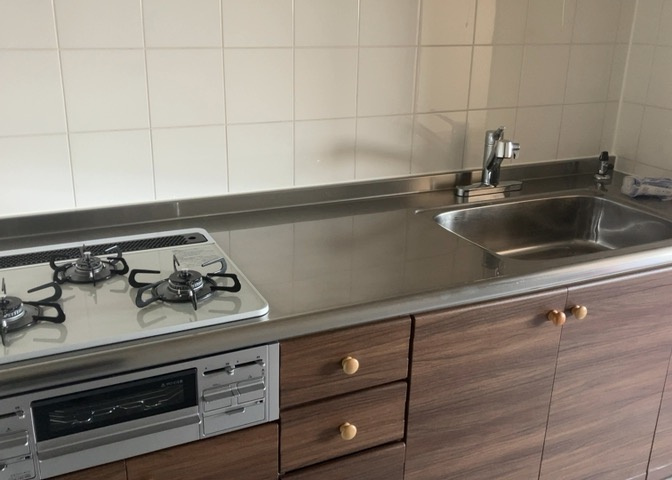 標準的なシステムキッチンの横幅は、165cm～300cm程度です。2100・2400・2550・2700などミリ単位で表記されます。普段どのように料理をするのかを想定しながら合ったサイズを選びましょう