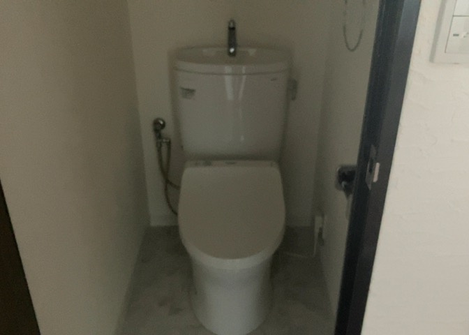 トイレは大きさや形、機能、抗菌性などが異なる多種多彩なタイプが各メーカーから出ています。それぞれに良さがあるため、事前にどういったタイプのトイレがいいのかをご家庭内で決めて、内見に行くといいでしょう。