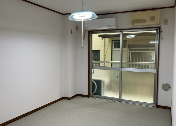 洋室のメリットは重い家具が置きやすく、身の回りが整理しやすいことです。　床がフローリングのため畳とは異なり凹みにくいです。　クローゼットなど収納が豊富で、普段使わない旅行カバンや服の整頓も簡単にです。