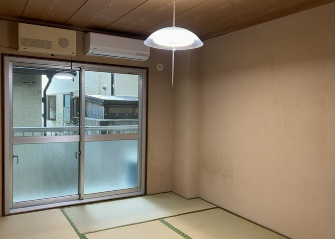 寝室でゆっくりと過ごすためにはベッド周りの適度な空間を担保することや窓の位置、照明の明るさ、寝室の広さなどを考える必要があります。自身や家族の構成とライフスタイルに併せて寝室にする部屋を選びましょう！
