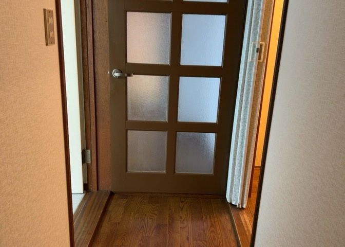 内装はとにかくおしゃれなものがいい！と選ぶ前に、まず住んだ後のことを想像してみましょう。住んでみたらコンセントの位置が悪くて使いにくいなど出てきます。事前にどの家電をどこに置くか想定しておきましょう。
