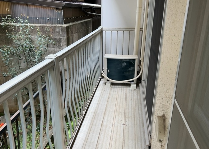 バルコニーは、室外の専用スペースのうち、「屋根がなく開放された空間」であるものを指します。ベランダより広いタイプのものが多く、日当たりもよいため家庭菜園などを楽しみたい人にとって適した環境となります。
