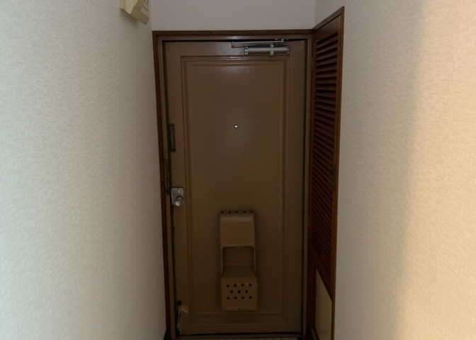玄関は家の顔でもあり、家族以外の目にも止まる場所です。玄関は外との間を仕切る扉、靴などをしまっておく収納スペース、靴脱ぎのたたきスペース、来客とのやり取りをするドアホンなど複数のアイテムからなります。