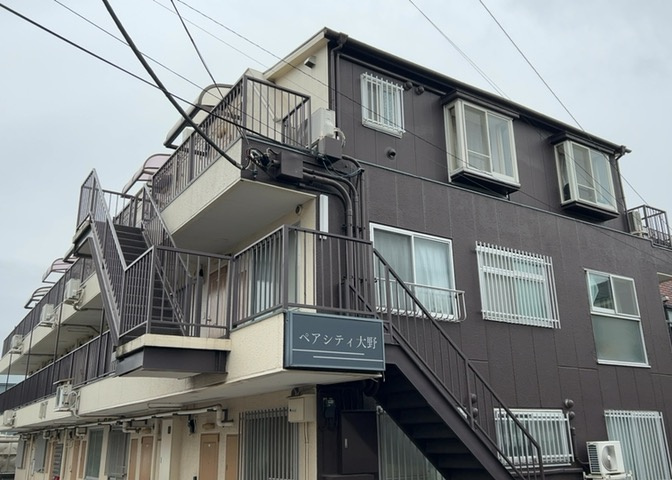 外観はマンション管理がされているかの目安になります。築年数が古いと、壁面は劣化してひび割れが生じることも！建物が古びていても細かいところが修繕されていると、きちんと管理されているなぁと感じるでしょう。