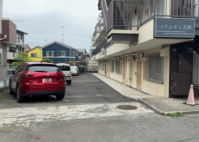 駐車場と明記されていても、最小スペースでつくられた駐車場だと大型車は駐車できなかったり、出入りしにくくなったりする可能性があります。お車のサイズと購入したい物件の駐車場のサイズを現地で確認しましょう。