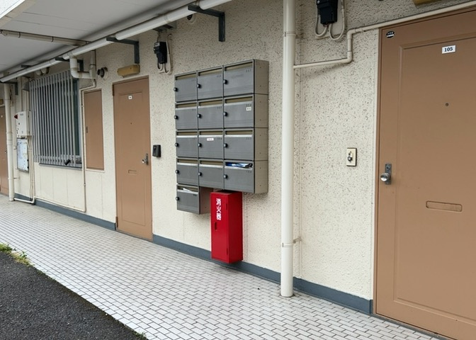 エントランス付近に設置されている集合ポストは、住んでいる部屋と離れているため、ポストをあさるなど誰かに何かされていても被害に気づきにくいです。入居する時には他人に特定されにくい番号で鍵をかけましょう！