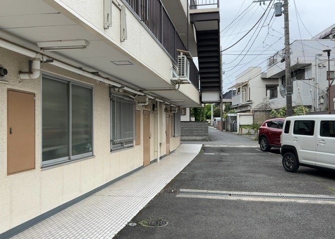 受付はマンションコンシェルジュがいる場合もあれば、管理人が滞在する小部屋を総称して呼ぶことがあります。主にエントランスに設置されていることから、防犯面でも期待ができます。防犯設備がない場合はより安心！
