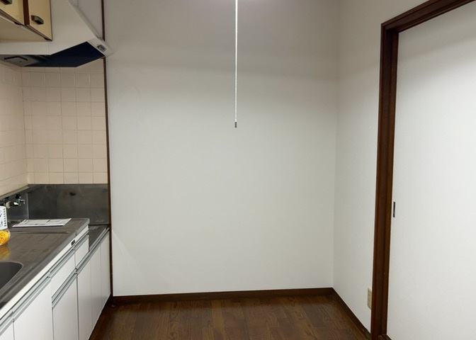 ダイニングは、食事や家族の団らんスペースとしてだけではなく、ほかの用途としても使用することができます。ダイニングテーブルを置き、食事のためのスペースを作ることでリビングとの差別化を図ることができます。