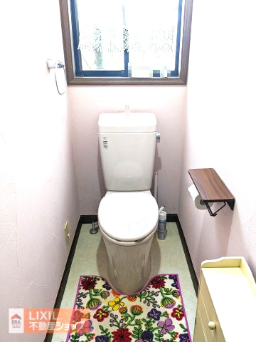 窓付きのトイレは、自然光が入り、換気がしやすく、湿気や臭いがこもりにくいのが特徴です。また、開放感も得られます。　