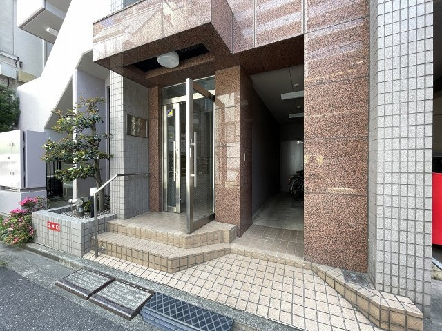 オートロックもあり、防犯面でも安心のエントランス。　