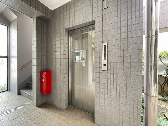 重たい荷物を持っていても、エレベーターがあれば安心です。　