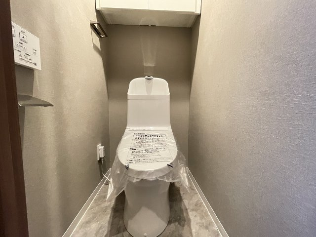 収納棚が設置されており、床にストックを置く必要がなく掃除も楽々。　