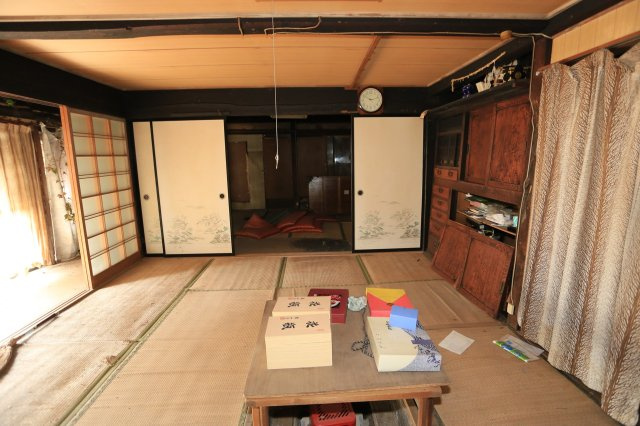 続き間の和室。伝統的な建具が残っています。