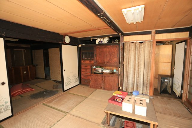 続き間の和室。伝統的な建具が残っています。