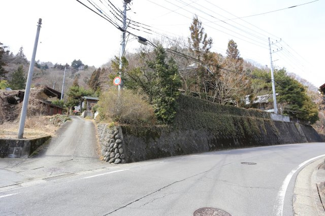 前面道路と敷地入り口の接道状況です。